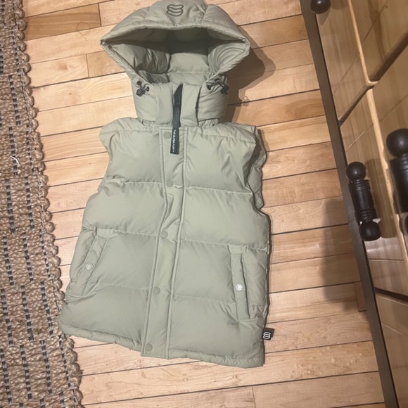 ❤️SOLD❤️NWOT ARITZIA tna super puff vest LIMITED EDITION COLOR - Picture 5 of 5